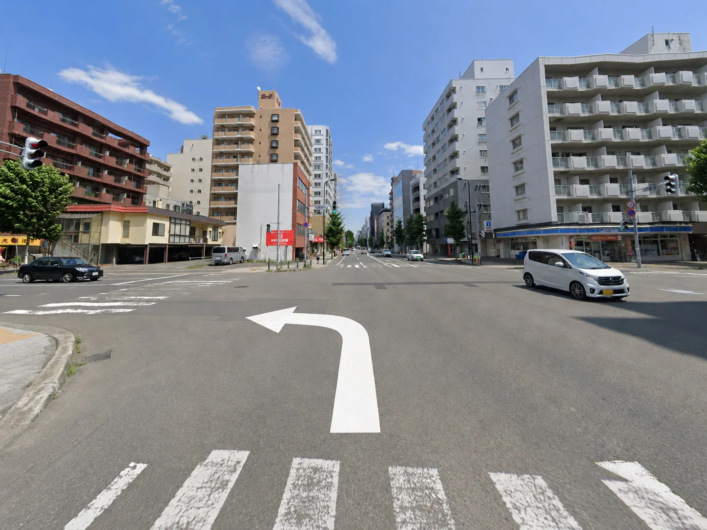 大通駅方面へ進み、1つ目の十字路で左へ